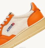 homens tênis baixo medalhista em couro e lona branco e laranja Autry 86XF60 - Image 6