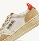 homens tênis cano baixo super vintage em couro efeito amarelado branco e laranja Autry 86XF65 - Image 6
