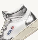 mulheres tênis mid medalist bicolor em couro branco e prata Autry 86XF238 - Image 6